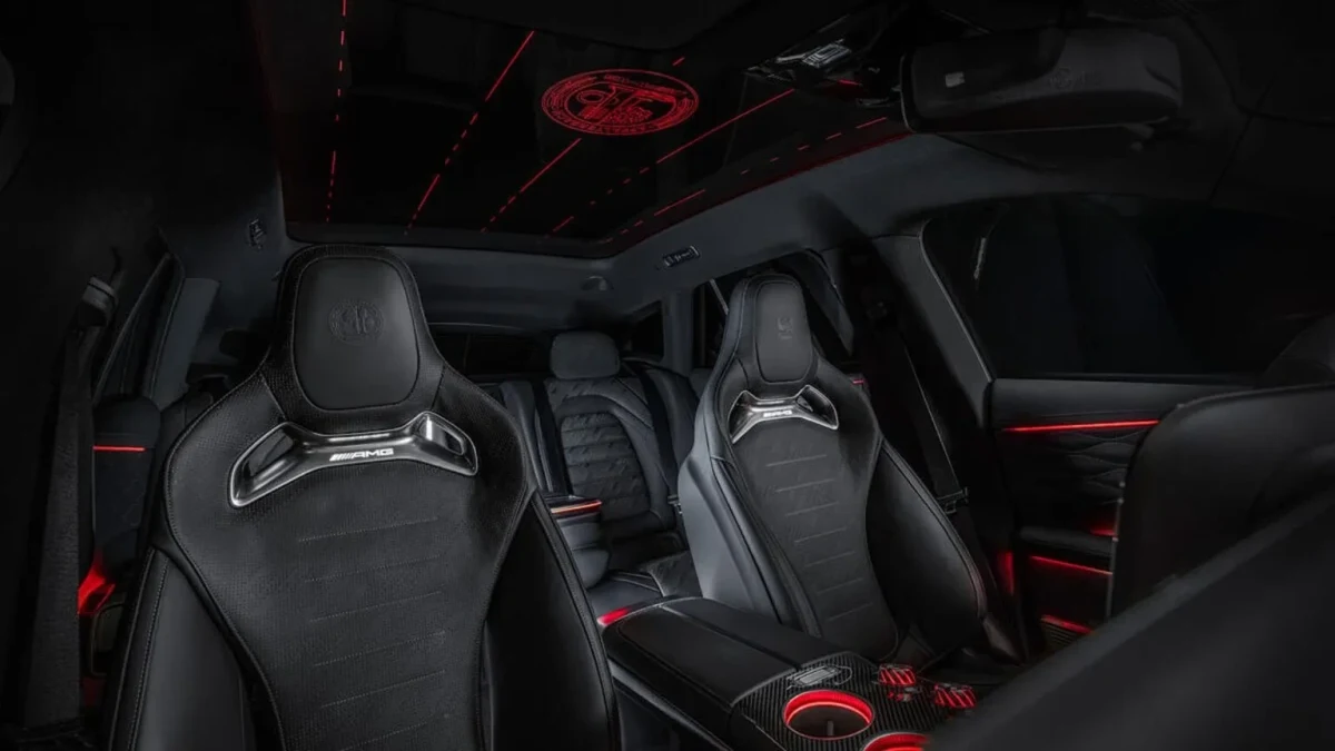 Mercedes-AMG GT SUV’nin spor ön koltukları ve kırmızı ambiyans aydınlatması