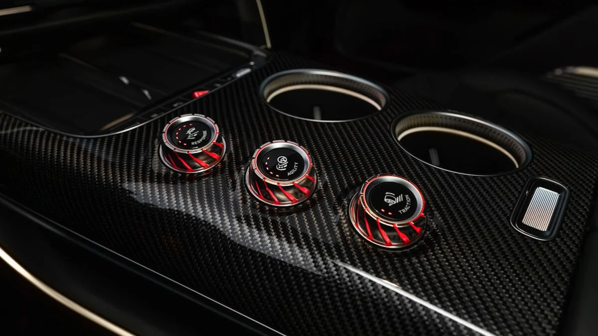 Mercedes-AMG GT SUV’un orta konsolundaki kumandalar
