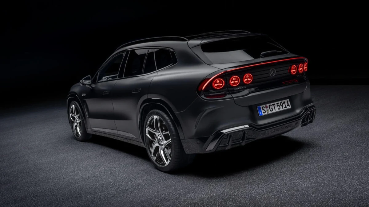 Siyah Mercedes-AMG GT SUV’un arkadan üç çeyrek görünümü
