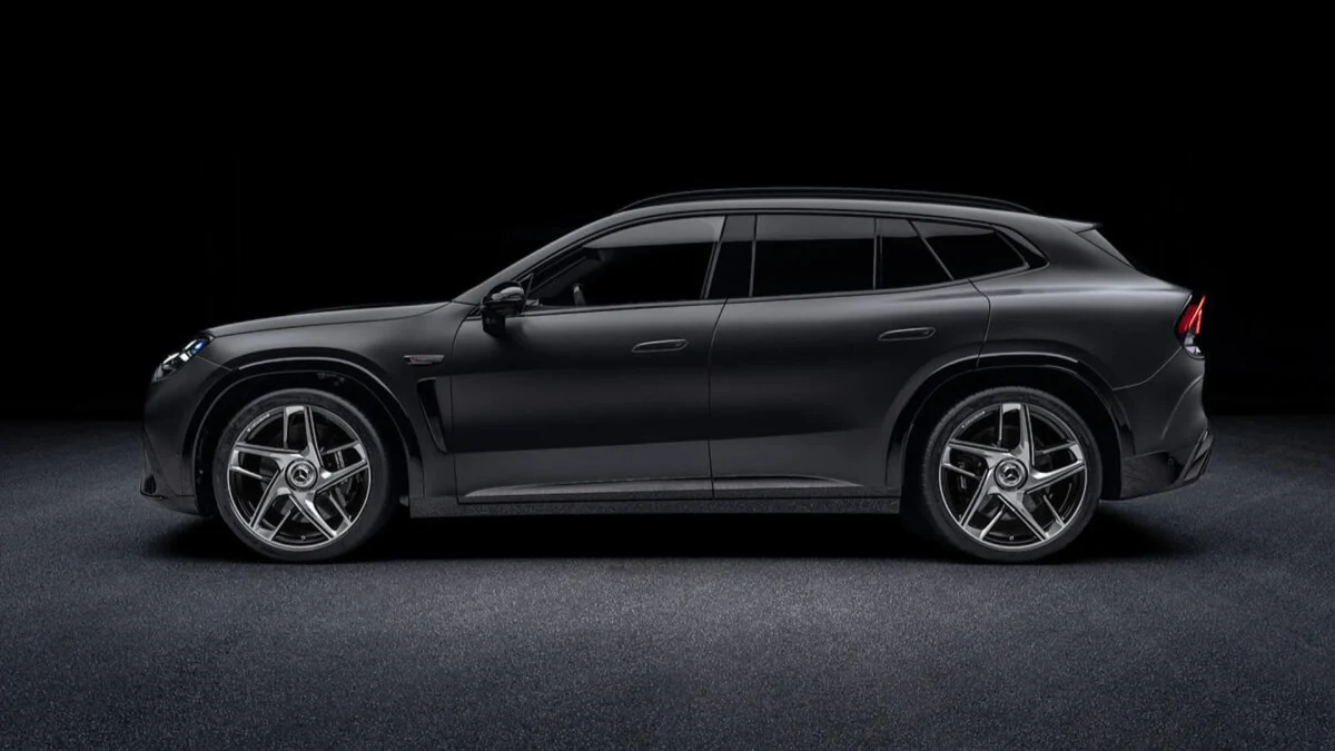 Siyah Mercedes-AMG GT SUV’un yandan görünümü