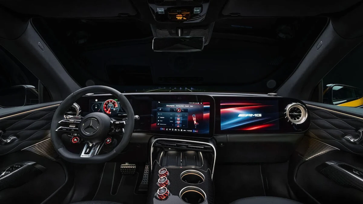 Mercedes-AMG GT SUV’un üç ekranlı ön konsolu