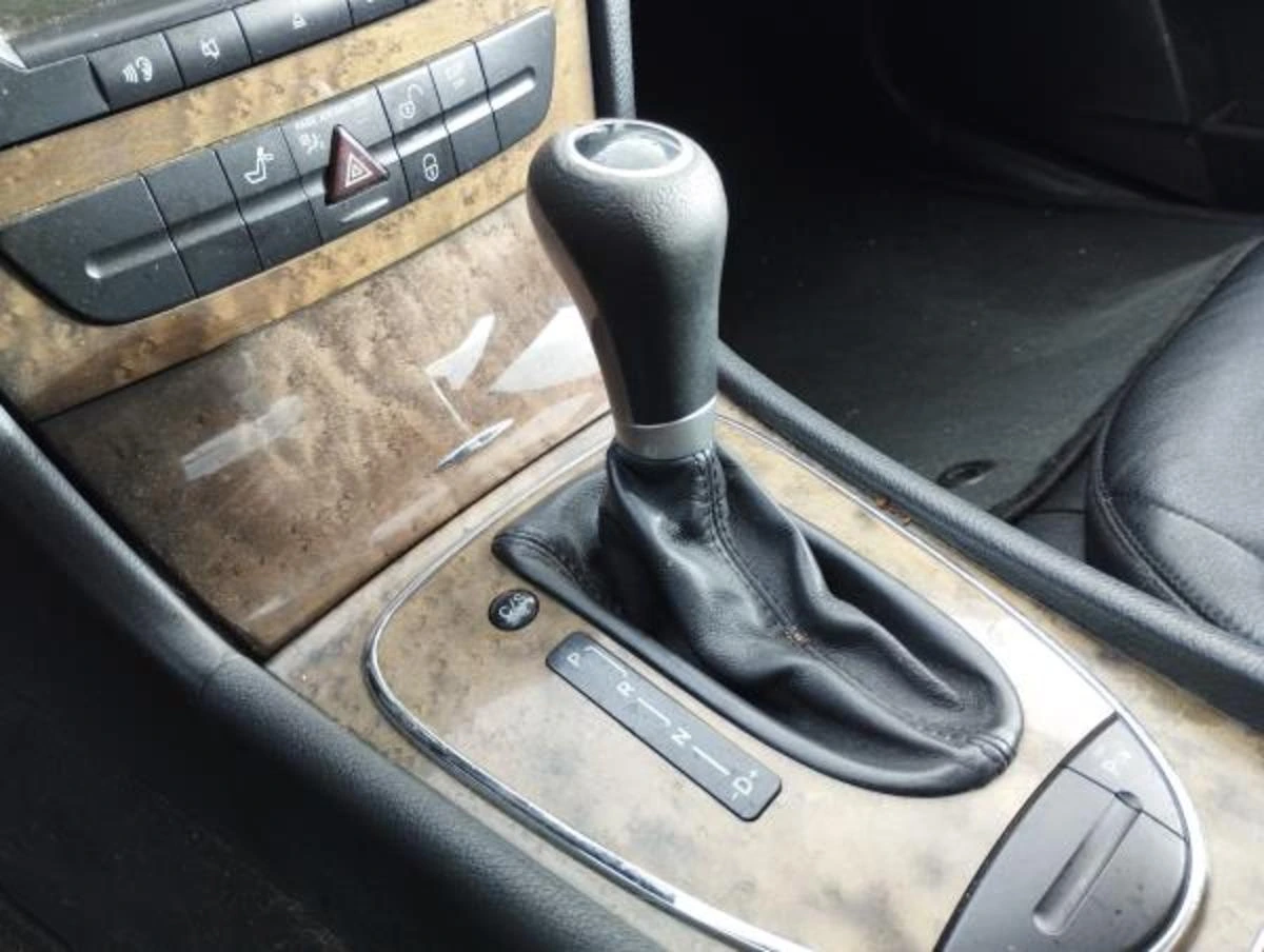 Mercedes-Benz iç mekânında otomatik vites kolu