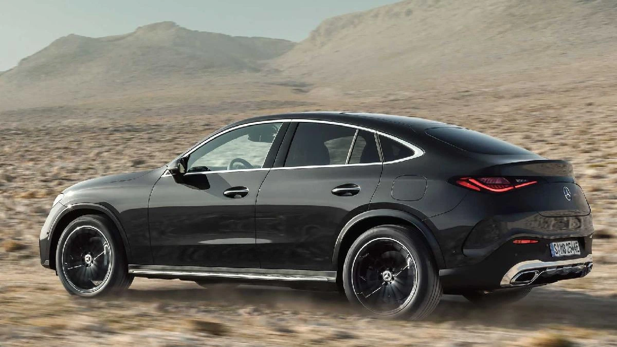 Açık arazide ilerleyen siyah Mercedes-Benz coupe SUV