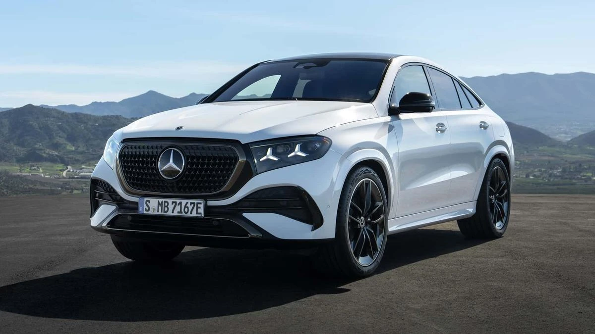 Dağlık manzara önünde duran beyaz Mercedes-Benz SUV
