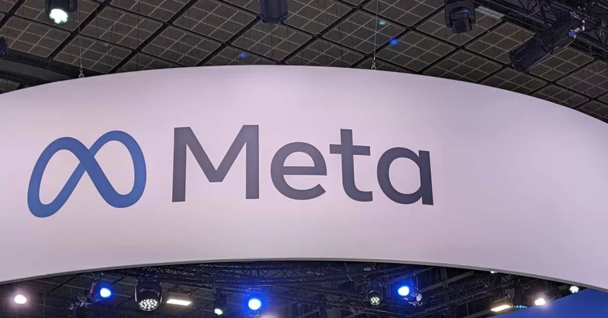 Etkinlik alanında Meta logosunun yer aldığı sahne panosu