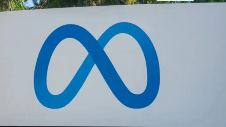 Meta logosunun yer aldığı dış mekân tabelası