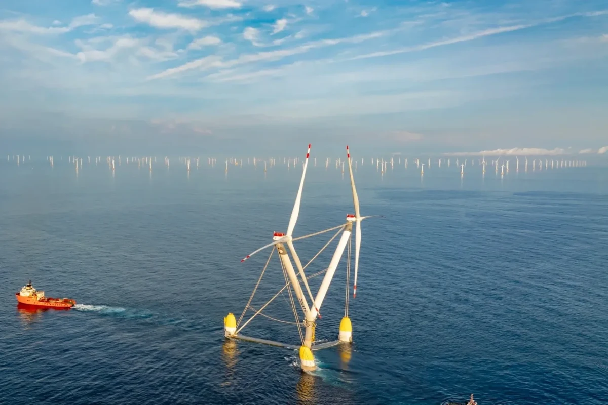 Denizdeki V biçimli yüzen rüzgâr türbini platformu ve yakındaki bir tekne