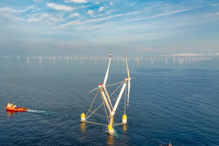 Denizdeki V biçimli yüzen rüzgâr türbini platformu ve yakındaki bir tekne