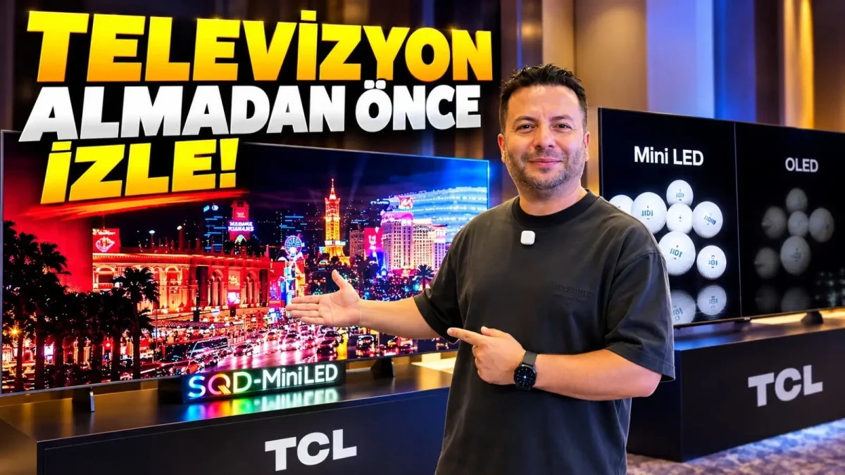 Bir sunucu, TCL televizyonların önünde Mini LED ve OLED ekranları tanıtıyor.