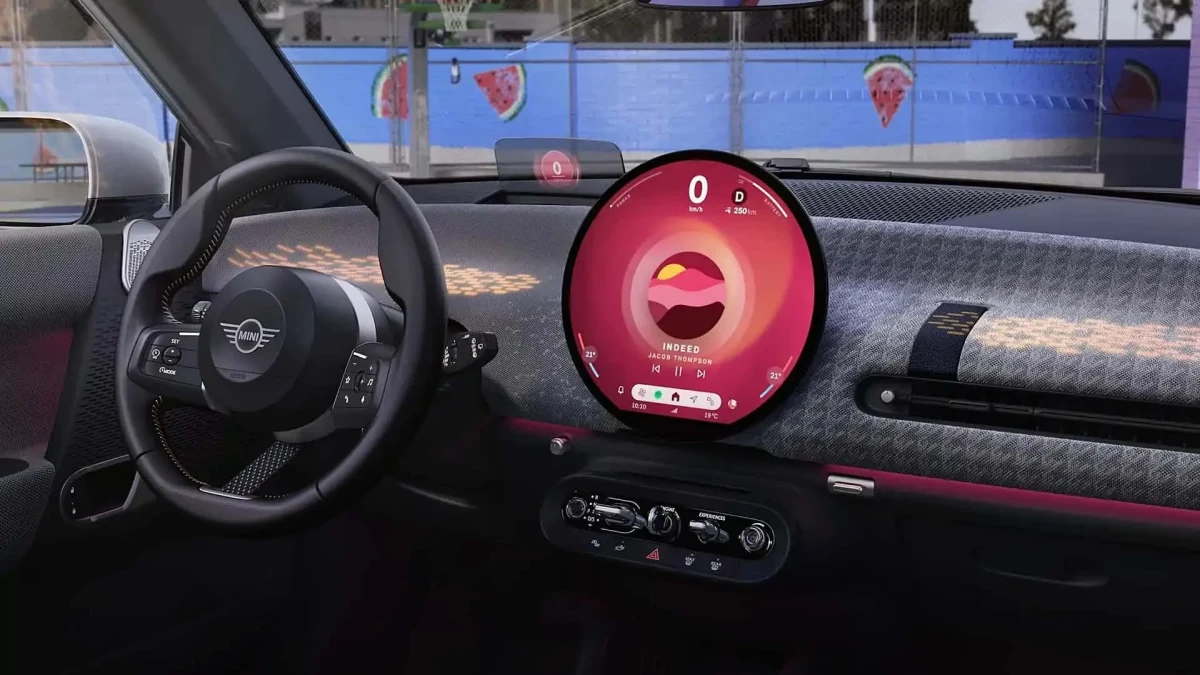 MINI otomobilinin iç mekânında direksiyonun yanında yer alan yuvarlak merkez ekran