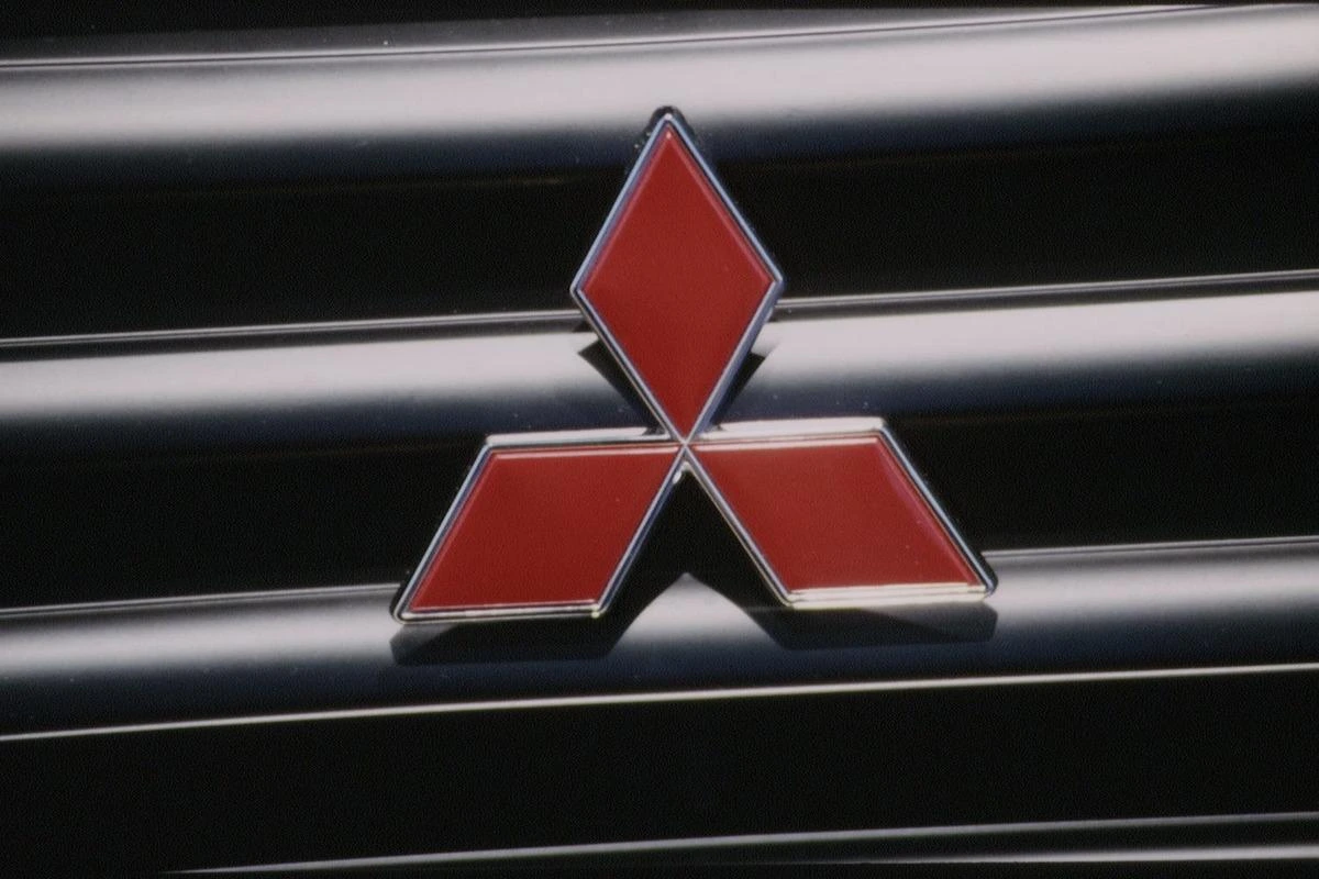 Siyah araç ızgarasının ortasında kırmızı Mitsubishi amblemi