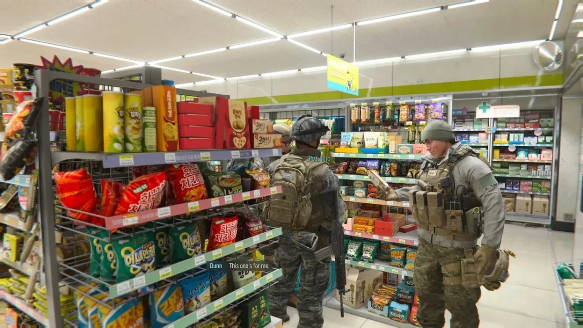 Modern Warfare 4’te market raflarının arasında ilerleyen askerler