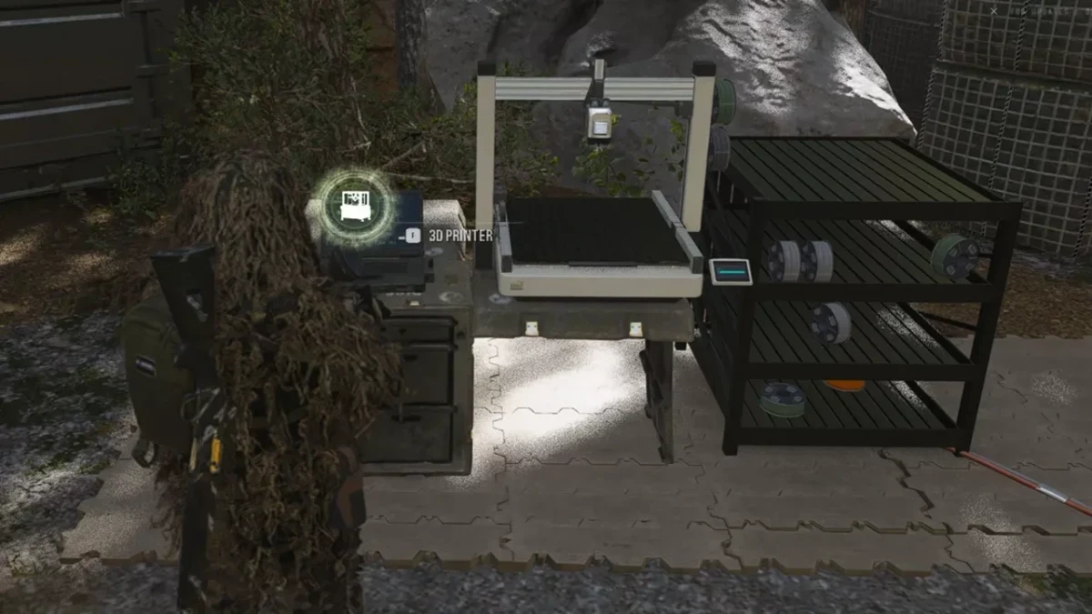 Modern Warfare 4’te bir karakterin yanında bulunan 3B yazıcı ve raflar
