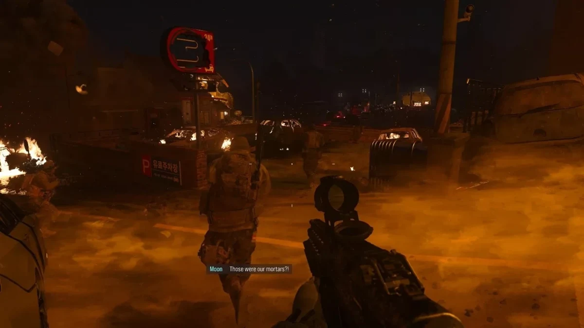 Call of Duty: Modern Warfare 4 oyununda gece vakti yanan şehir sokağında ilerleyen asker