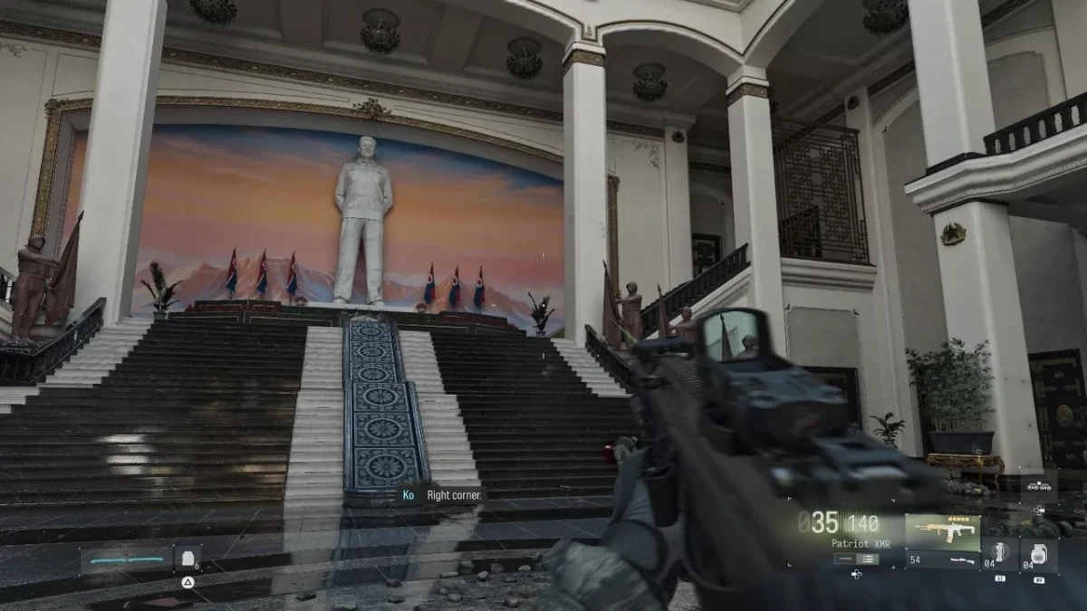Modern Warfare 4 oyununda geniş merdivenlerin ve bir heykelin bulunduğu iç mekân