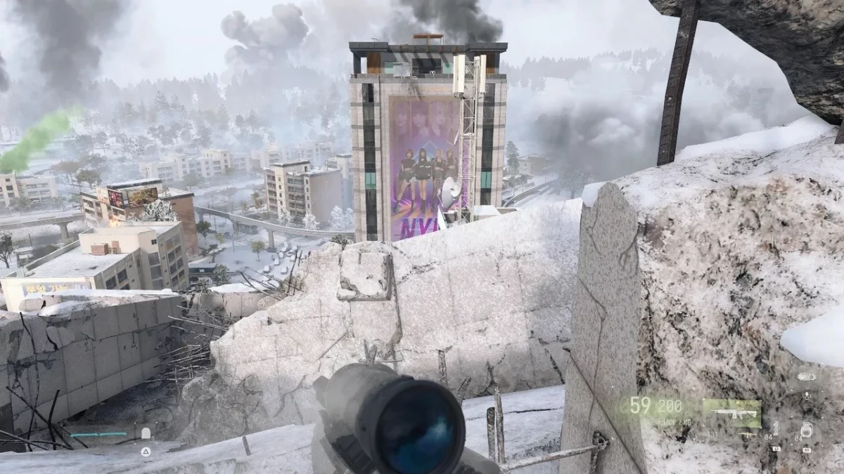 Modern Warfare 4’te karlı bir şehir bölgesine bakan keskin nişancı tüfeği