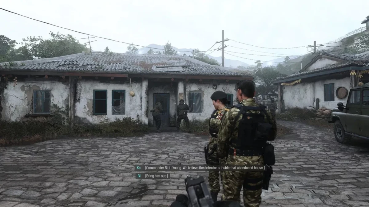 Modern Warfare 4’te kırsal bir yerleşimde bir araya gelen askerler