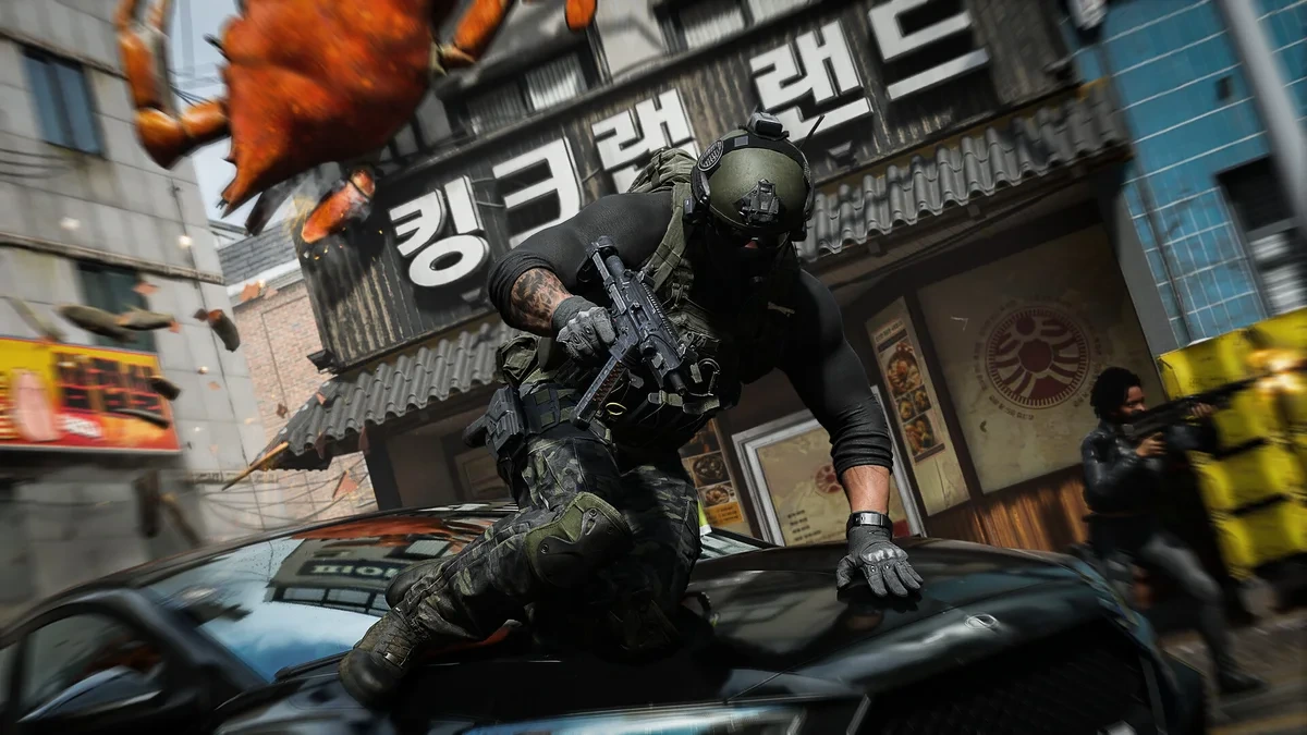 Modern Warfare 4’te maskeli bir asker, Kore sokaklarında araç üzerinde ilerliyor