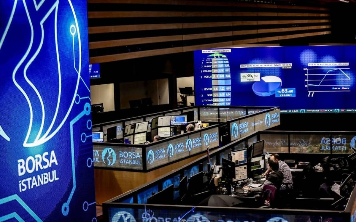 Borsa İstanbul işlem salonunda ekranlar ve işlem masaları