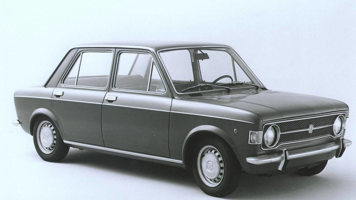 Gri Murat 124 otomobilinin yandan görünümü