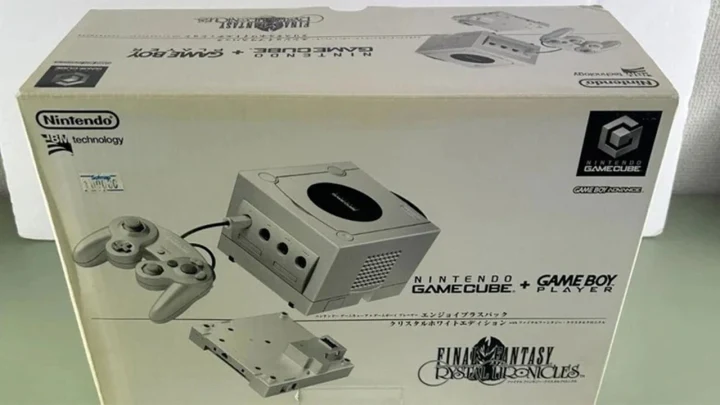 Final Fantasy Crystal Chronicles temalı Nintendo GameCube ve Game Boy Player kutusu