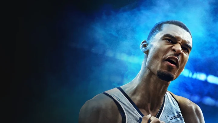 NBA 2K27 kapak görselinde mavi ışıklar önünde basketbol forması giyen bir oyuncu