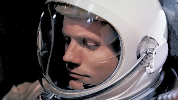 Astronot kaskı takan Neil Armstrong’un yakın plan portresi