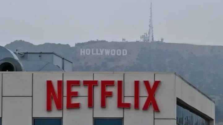 Hollywood yazısının önünde Netflix tabelasının bulunduğu şirket binası