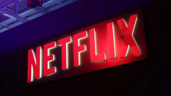 Karanlık fonda ışıklı kırmızı Netflix logosu