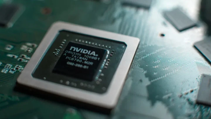 Devre kartı üzerindeki Nvidia çipinin yakın plan görüntüsü