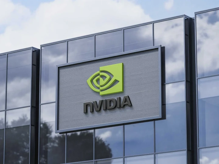 Bir binanın dış cephesindeki NVIDIA logosu