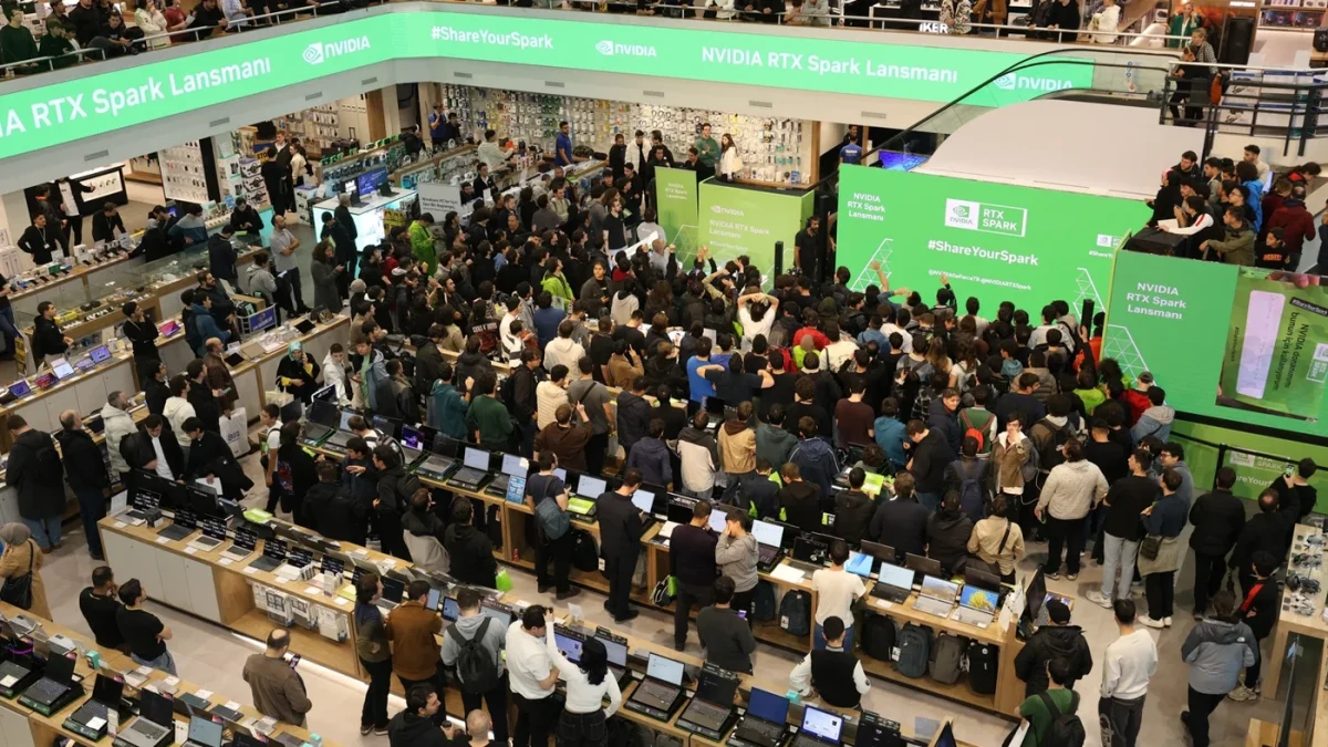 Vatan Bilgisayar Topkapı mağazasında düzenlenen NVIDIA RTX Spark lansmanına kalabalık bir ziyaretçi grubu katılıyor
