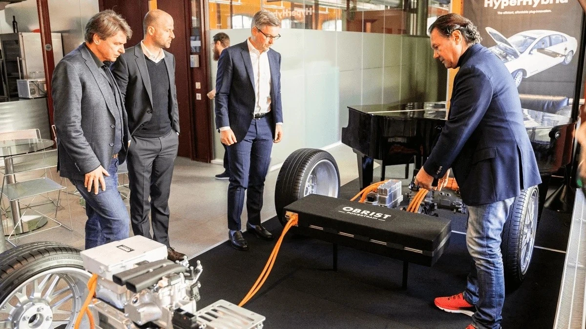 Obrist HyperHybrid güç sistemi parçalarını inceleyen dört kişi
