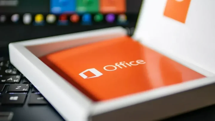 Turuncu Office logosu bulunan kutu, bilgisayar klavyesinin üzerinde duruyor