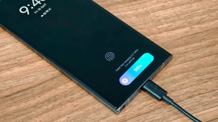 Şarj kablosuna bağlı Galaxy telefonun ekranında yüzde 98 batarya seviyesi görülüyor
