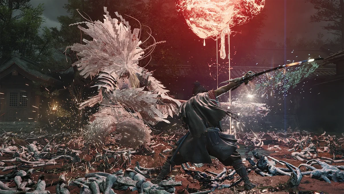 Onimusha: Way of the Sword’da savaşçı, beyaz renkli bir düşmana saldırırken