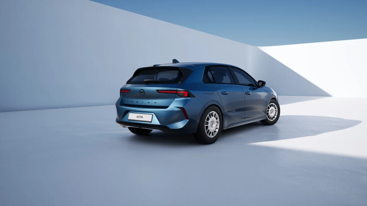 Mavi Opel Astra'nın arkadan ve yandan görünümü