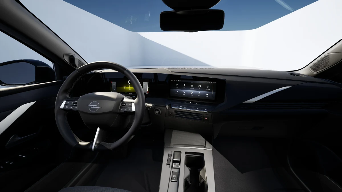Opel Astra'nın direksiyon, dijital gösterge ve multimedya ekranlarını gösteren kokpiti