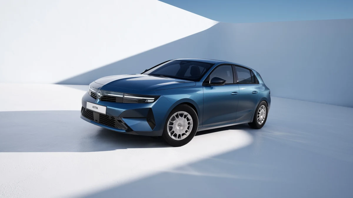 Açık renkli stüdyo ortamında önden görünen mavi Opel Astra