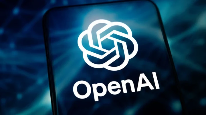 Akıllı telefon ekranında OpenAI logosu