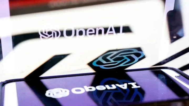 OpenAI logosu bir akıllı telefon ekranında görülüyor