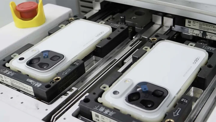 Üretim hattındaki iki beyaz OPPO telefonun arka yüzü ve kamera modülleri