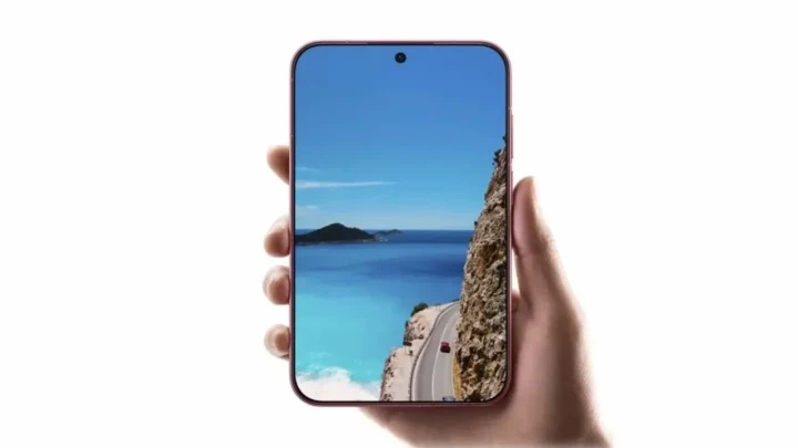 Bir kişinin elinde tuttuğu, ekranında deniz ve kıyı manzarası görünen akıllı telefon