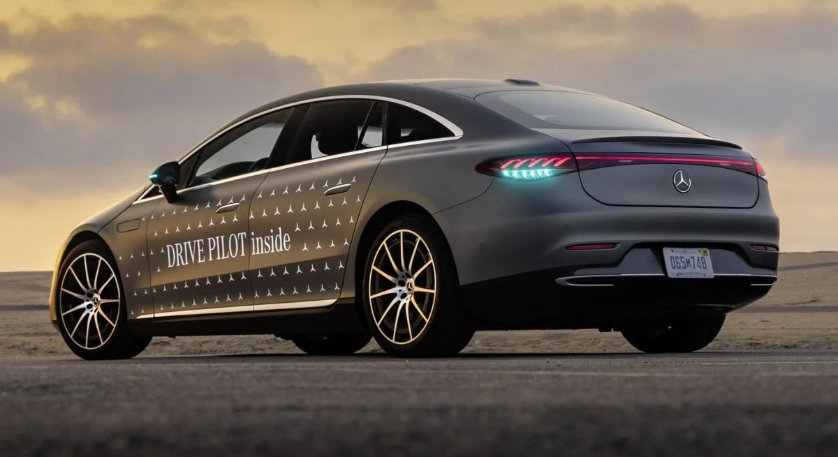 Arka bölümünde turkuaz ışıklar görülen Mercedes otomobil