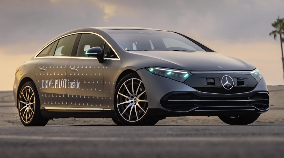 Ön bölümünde turkuaz ışıklar bulunan Mercedes otomobil