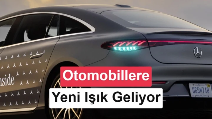 Arka aydınlatmalarında turkuaz ışıklar görülen bir otomobil