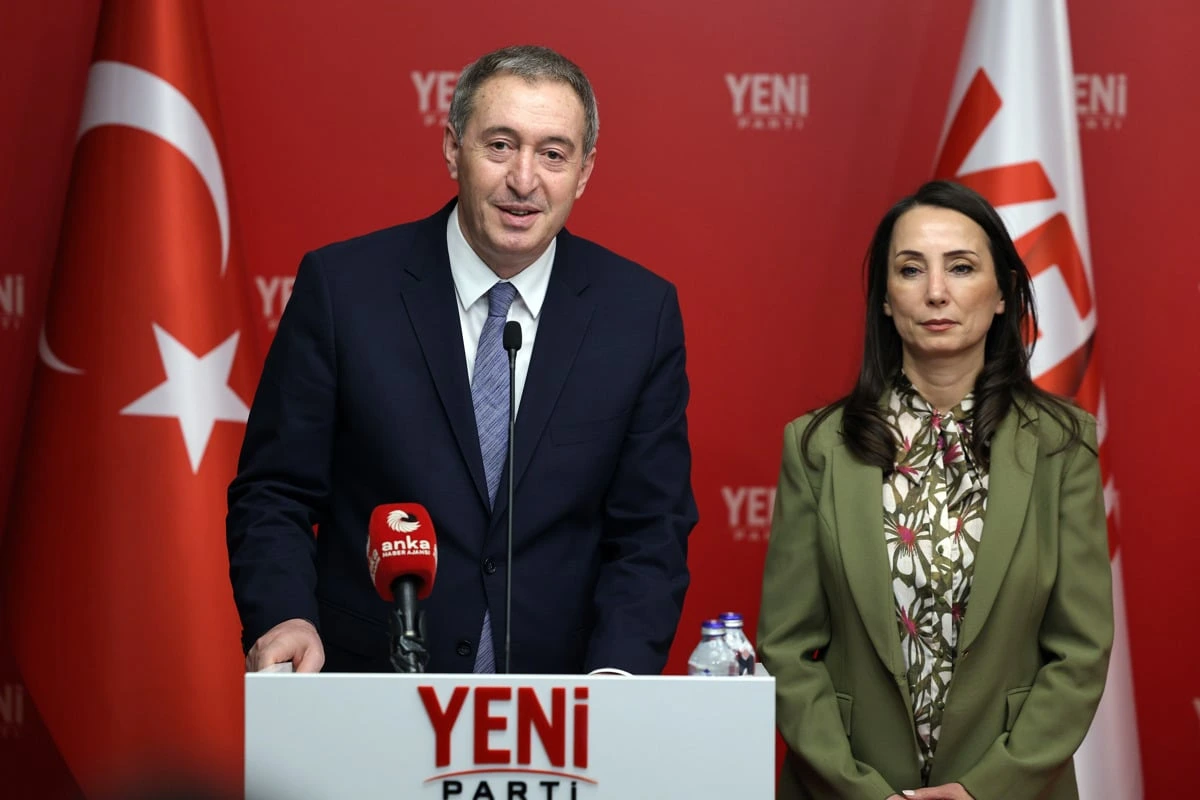 Özgür Özel konuşma yaparken Tülay Hatimoğulları Oruç yanında duruyor.