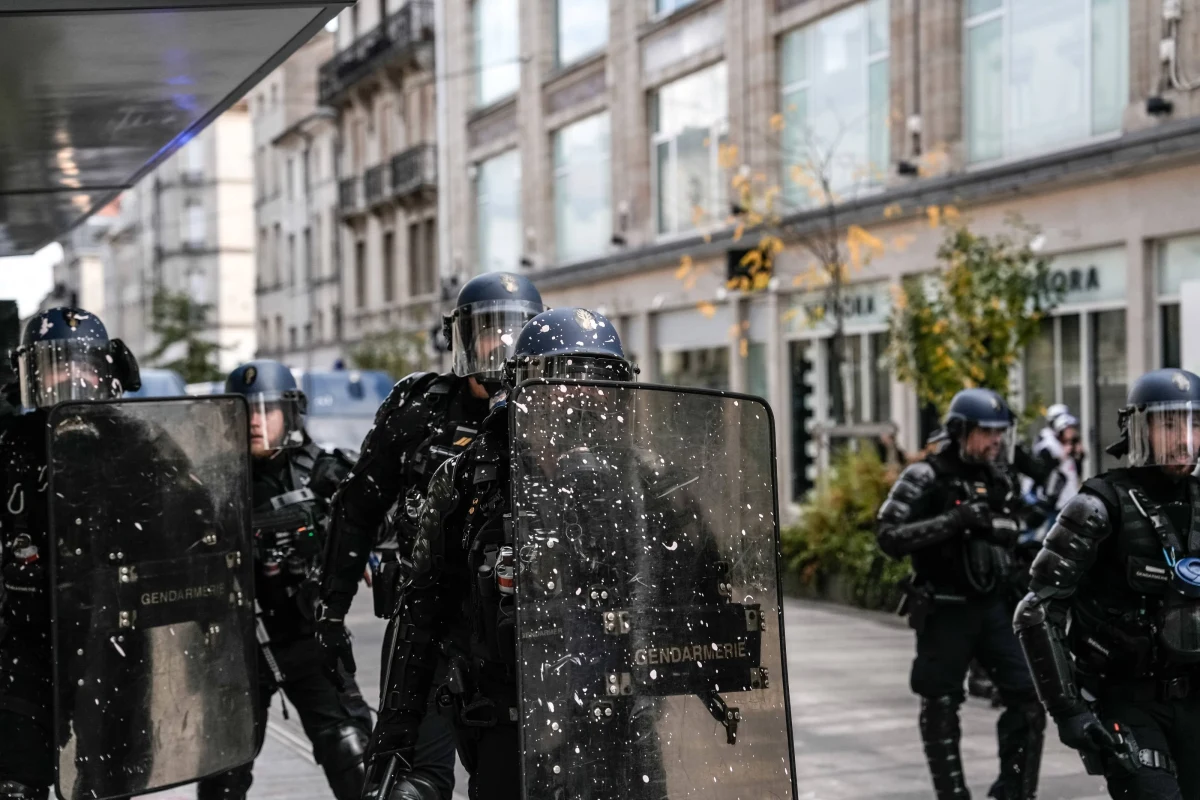 Kalkan taşıyan çevik kuvvet polisleri caddede ilerliyor