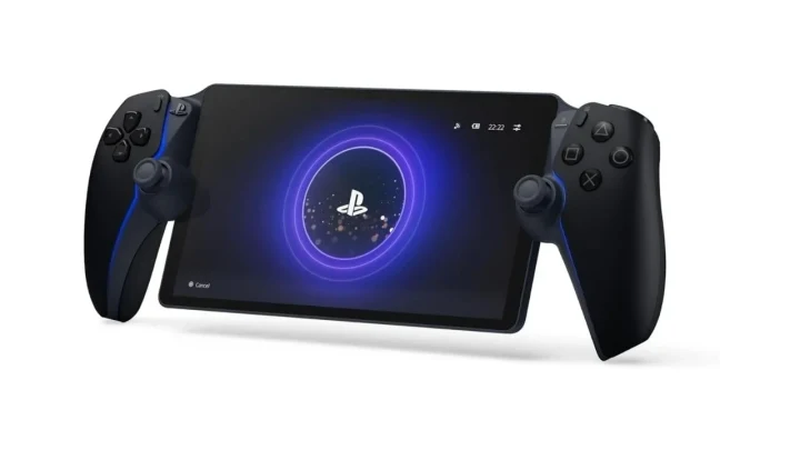 Ekranında PlayStation logosu bulunan, iki yanında kontrolcüleri yer alan PlayStation Portal cihazı