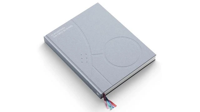 PlayStation: The First 30 Years kitabının açık gri, kabartmalı kapak tasarımı